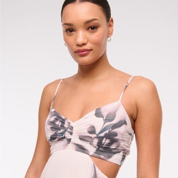 Women’s Blush Floral Pleated Maxi Dress - Picture 2 of 5